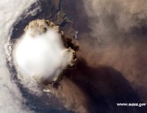 Imagini impresionante cu erupţia unui vulcan, realizate de pe Staţia Spaţială Internaţională (FOTO)