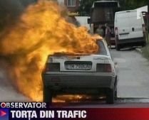 Timişoara. O maşină arde în drum şi nimeni nu îl ajută pe proprietar să stingă focul (VIDEO)