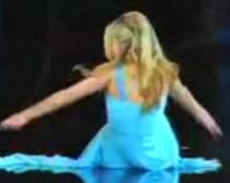 Carmen Electra cade pe scenă în timpul unei prezentări de modă (VIDEO)