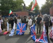Opt angajaţi ai ambasadei britanice la Teheran au fost arestaţi