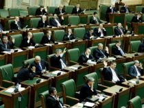 Măsură anti-cheltuială: Doi senatori cer construirea de locuinţe de serviciu pentru aleşii Parlamentului
