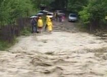 Inundaţii în mai multe judeţe şi în Bucureşti (VIDEO)