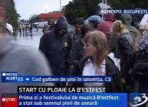 Festivalul B'estfest a debutat cu ploaie. Concertele au fost amânate cu aproape o oră (VIDEO)