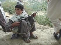 Talibanii cumpără copii pentru a-i folosi ca atentatori sinucigaşi 

