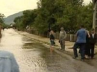 Inundaţii în Maramureş. Peste 50 de gospodării din Vălenii Şomcutei au fost afectate