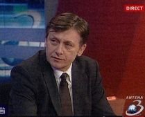 Tupeu de candidat: Antonescu susţine că absenteismul său parlamentar nu-i va afecta şansele pentru Cotroceni