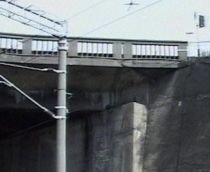 De frica poliţiei, un copil de 12 ani s-a aruncat de pe un pod înalt de 10 metri (VIDEO)