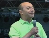 Traian Băsescu, întâmpinat cu colac şi ţuică la Festivalul Văii Mureşului (VIDEO)