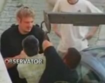 Botoşani. Un bărbat, agresat de angajaţii de la tractări auto, sub privirile poliţiştilor (VIDEO)