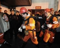 Trei mineri chinezi au supravieţuit după ce au fost blocaţi mai bine de 25 de zile în subteran
