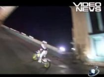 A sărit peste Podul Londrei cu motocicleta (VIDEO)