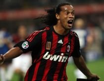 Ronaldinho, pus la punct în faţa colegilor de Berlusconi: "Jură că te comporţi profesionist!"