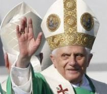 Papa Benedict al XVI-lea şi-a fracturat încheietura mâinii, după ce a căzut la reşedinţa de vacanţă