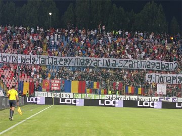 Ungurii ameninţă că vor depune o plângere la UEFA pentru un banner al galeriei steliste
