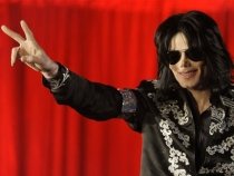 Aproape 500 de obiecte care i-au aparţinut lui Michael Jackson, descoperite într-un depozit