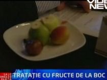 Boc le-a oferit fructe proaspete colegilor din Cabinet, pentru a promova produsele româneşti (VIDEO)