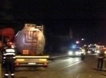 Infotrafic. Cinci răniţi, după ce un şofer neatent s-a izbit cu maşina de o cisternă (VIDEO)