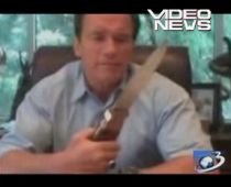 Arnold Schwarzenegger a apărut pe Twitter ţinând în mână un ditamai cuţitul (VIDEO)
