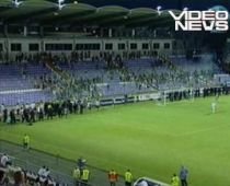 Trei fani stelişti loviţi de torţe la Ujpest - Steaua au ajuns la spital (VIDEO)