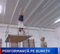 Sportiv de România, este campion la sărituri în apă deşi se antrenează pe saltele şi bureţi