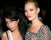 Amy Winehouse a subtilizat două grame de cocaină din poşeta lui Kate Moss