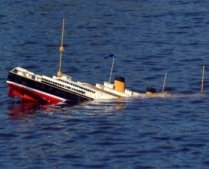 81 de persoane dispărute, după scufundarea unei nave cu imigranţi ilegali 