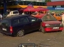 Carambol într-o benzinărie din Craiova. Cinci maşini au fost grav avariate (VIDEO)