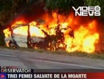 Trei femei, salvate de un bărbat dintr-o maşină care a luat foc pe o şosea din Maramureş (VIDEO)
