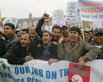Londra: Imigranţii, refuzaţi la cetăţenie dacă demonstrează contra trupelor britanice