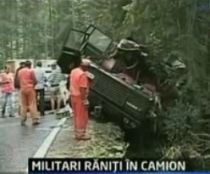 Trei oameni răniţi, după ce un camion militar a rămas fără frâne şi s-a răsturnat pe DN1A (VIDEO)