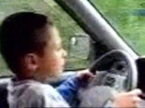Copil de şapte ani, încurajat de tatăl său să conducă o maşină de teren (VIDEO)