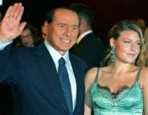 Fata lui Silvio Berlusconi îi ţine lecţii premierului italian