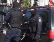 Schimb de focuri între un interlop şi mai mulţi poliţişti, în centrul oraşului Borşa (VIDEO)