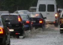 Trafic rutier îngreunat pe DN1, din cauza ploii torenţiale şi a grindinei