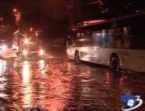 România, după ploi şi vijelii: Copaci căzuţi, case inundate şi drumuri blocate (VIDEO)