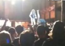Steven Tyler, solistul trupei Aerosmith, a căzut de pe scenă în timpul unui concert (VIDEO)