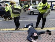Lupte de stradă în Irlanda de Nord. 50 de oameni au fost arestaţi