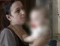Neglijenţă într-un spital din Bârlad. Un bebeluş a fost scăpat în cap de o asistentă medicală (VIDEO)