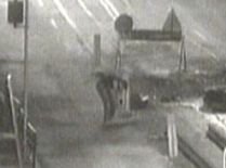 Filmat în timp ce fura traversele unei linii de tramvai (VIDEO)