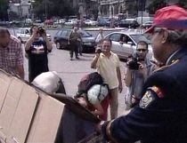 Protest inedit: Poliţiştii au adus o casă de carton în centrul Capitalei (VIDEO)
