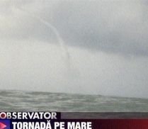 Tornadă în Marea Neagră. Turiştii din Mamaia au fost surprinşi de un fenomen meteo neobişnuit (VIDEO)