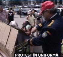 Aproximativ 1000 de poliţişti protestează faţă de neplata chiriilor pentru angajaţi