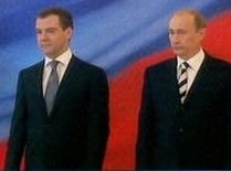 Medvedev şi Putin, mai populari ca niciodată