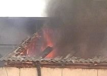 Incendiu puternic, la Iaşi: Mansarda unui bloc, cuprinsă de flăcări (VIDEO)