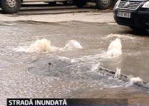 Inundaţie pe o stradă din Bucureşti. Locatarii au rămas fără apă potabilă (VIDEO)