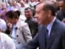 Premierul turc, lovit de un bărbat în stomac, în timpul unei vizite (VIDEO)