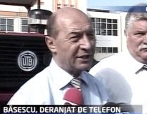 Băsescu, deranjat de jurnalişti: Dacă vreţi să vorbiţi cu preşedintele, poate închideţi telefoanele! (VIDEO)