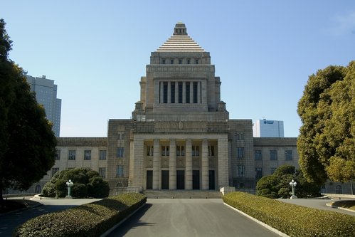 S-a înjunghiat în stomac în faţa Parlamentului din Tokyo
