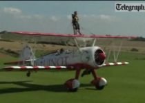 Cel mai tânăr "zburător". La opt ani, un britanic a mers pe aripile unui avion (VIDEO)