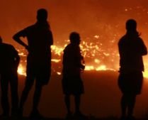 Stare de urgenţă. Un puternic incendiu de pădure a izbucnit lângă Atena